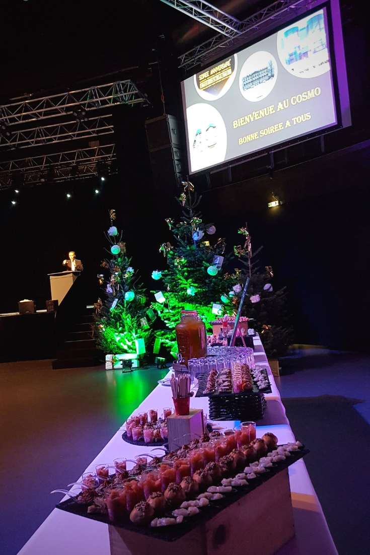 Cocktail pour les 40 ans de l'entreprise MSD-Chibret de Riom - Cosmo Society - Clermont-Ferrand - Traiteur Les Tabliers Rouges Vous souhaitez organiser un anniversaire d'entreprise comme celui-ci à Riom, proche de Clermont-Ferrand ? Demandez au traiteur Les Tabliers Rouges de vous préparer le cocktail !